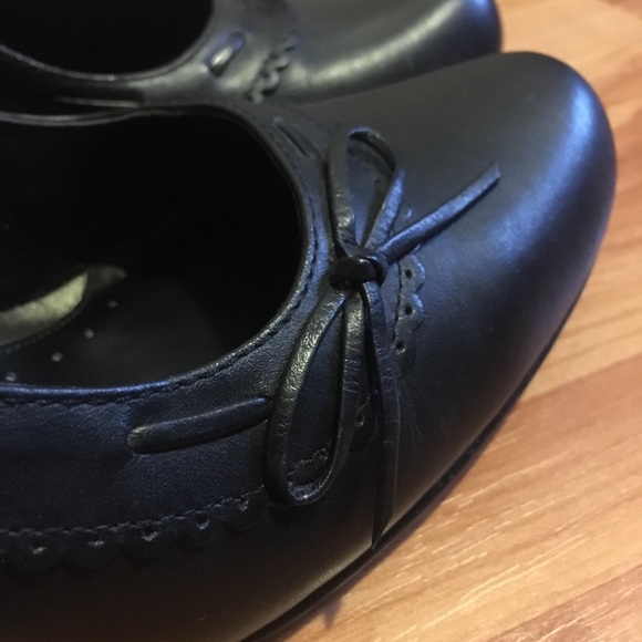 Kenneth Cole Reaction black leather heels with bow - Picture 8 of 10